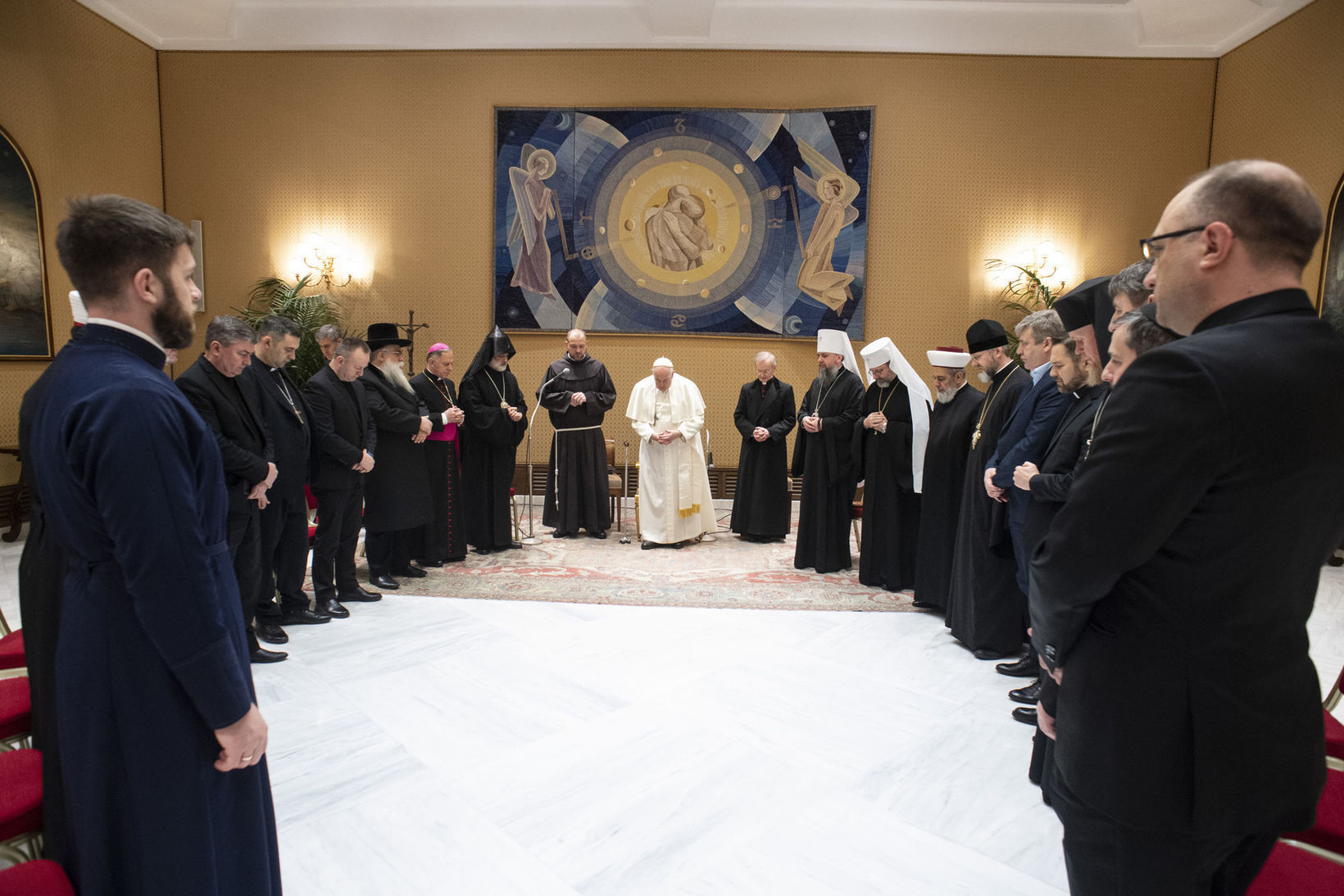 Папа Франциск молиться з делегацією ВРЦіРО за Україну, 25 січня 2023 року, фото: Vatican Media