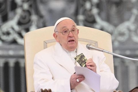 Папа Римський на загальній аудієнції показав вервичку та Біблію загиблого захисника України