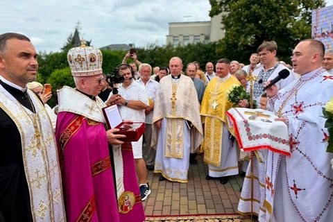 Владика Іриней Білик передав мощі святого Івана Хрестителя до Калуської парафії