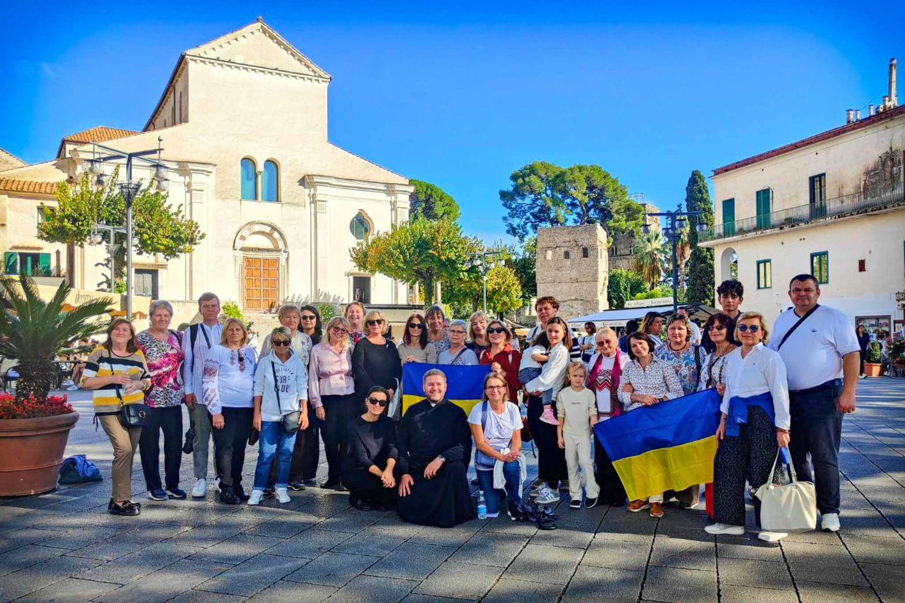 Паломники з Неаполя помолилися перед мощами святих Андрія і Пантелеймона за мир в Україні