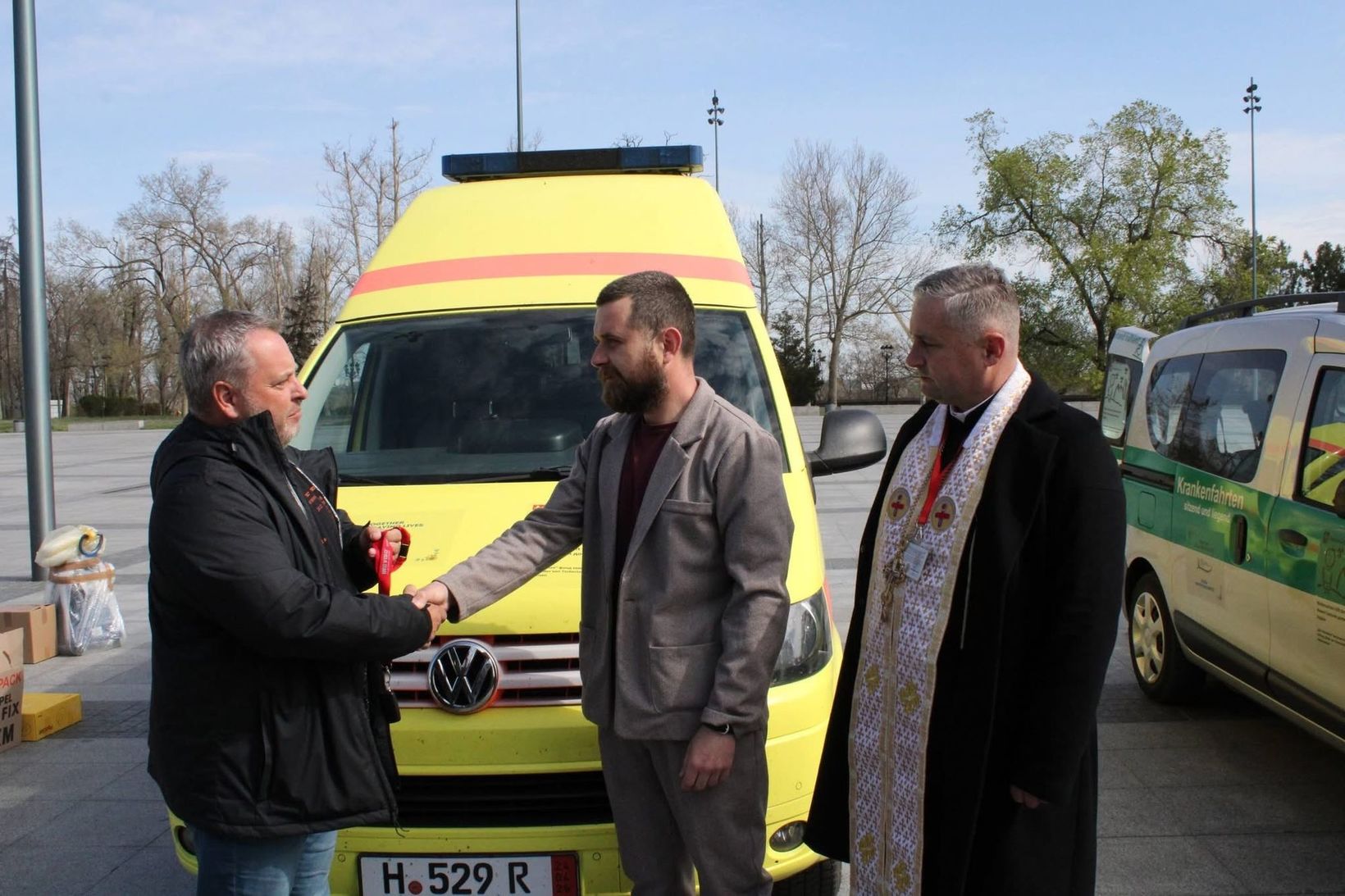 &laquo;Карітас Миколаїв&raquo; отримав спецавто для перевезення маломобільних людей, а&nbsp;лікарні&nbsp;&mdash; дві карети швидкої допомоги