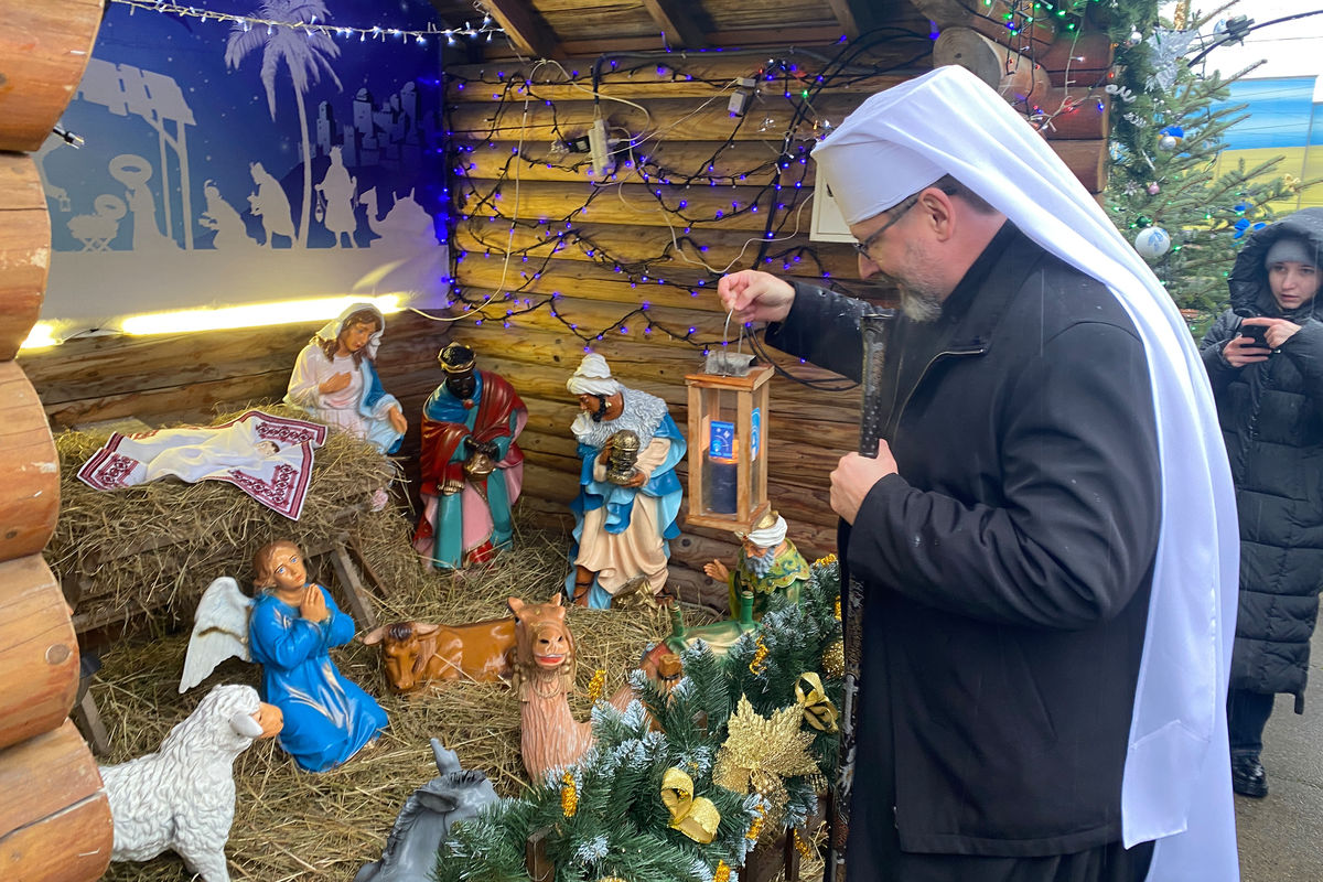 “We are here together for a sense of unity”: Head of the UGCC with the Permanent Synod consecrated a nativity scene on the central square of Chernivtsi