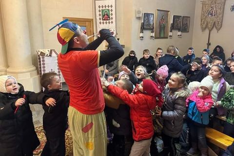 “I come to children alongside the Church”: an Italian clown speaks about volunteering at near-frontline Slobozhanshchyna