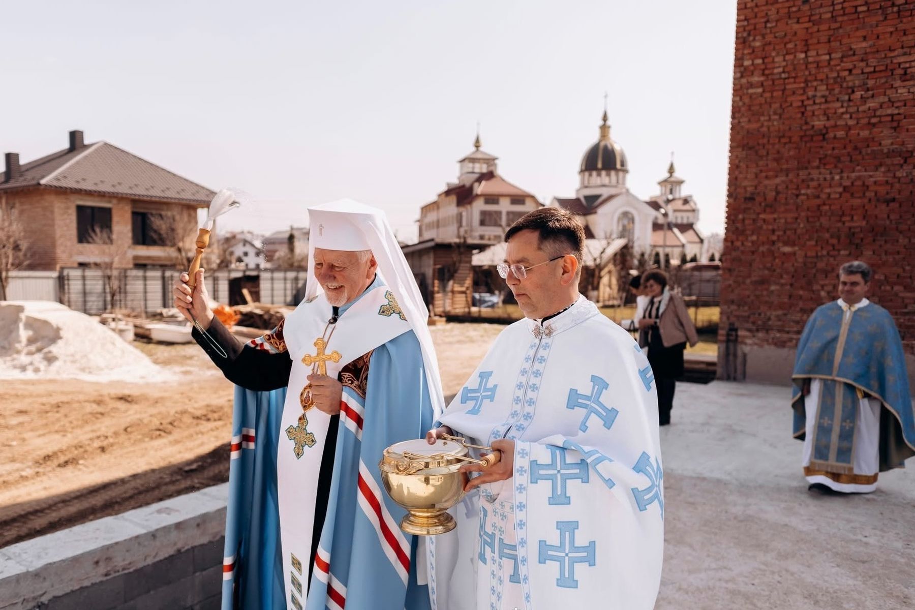В Івано-Франківській архиєпархії освятили наріжний камінь майбутнього центру реабілітації та&nbsp;паліативної допомоги