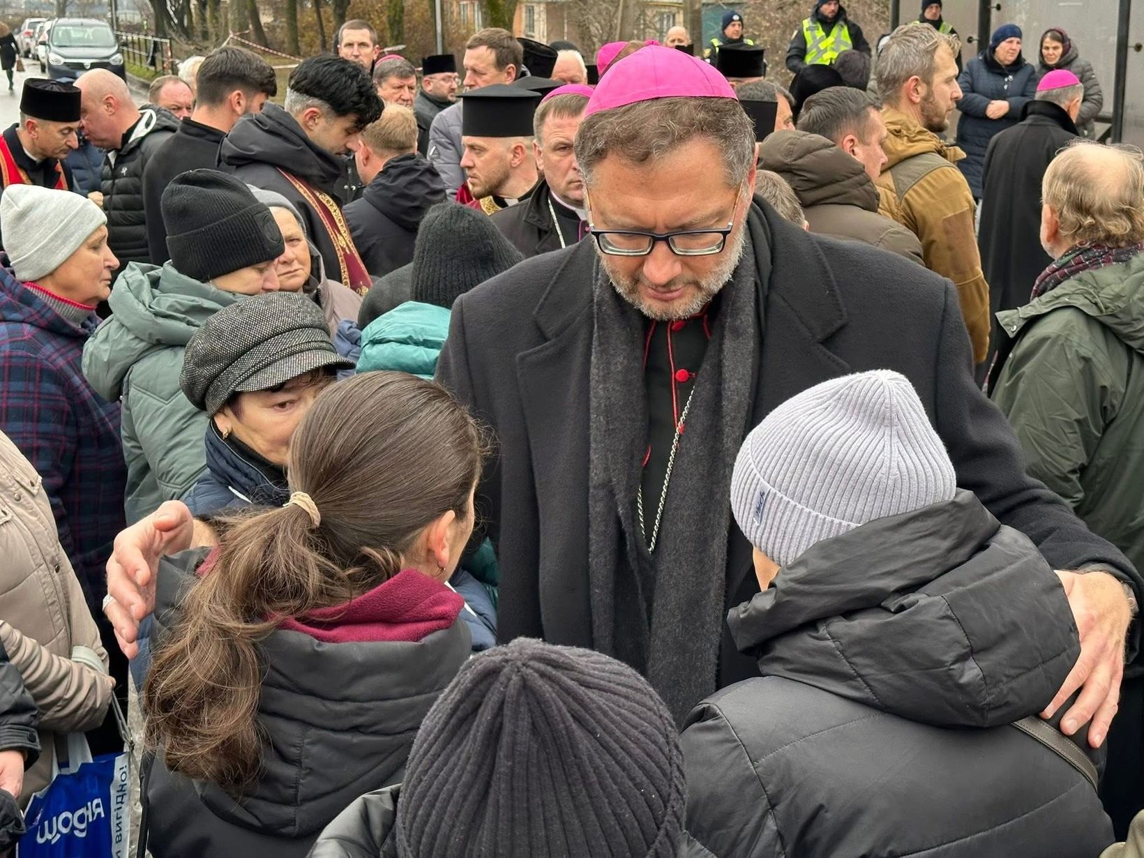 Глава УГКЦ з католицькими єпископами України на місці трагедії в Тернополі: «Ваш біль є болем усього тіла Христової Церкви» Глава УГКЦ з католицькими єпископами України на місці трагедії в Тернополі: «Ваш біль є болем усього тіла Христової Церкви»