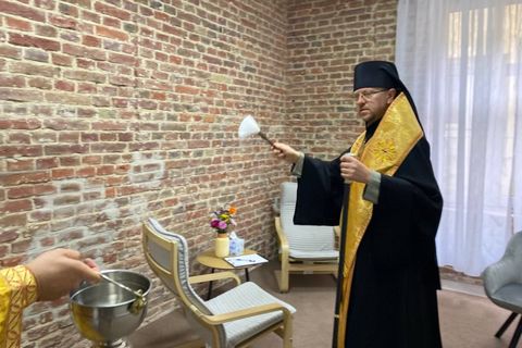 «Тут буде центр розмови і слухання»: владика Володимир Груца освятив хаб ментального здоров’я «ДіяТи»