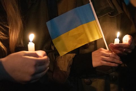 Chain of light and prayer: candles for Ukraine lit in France