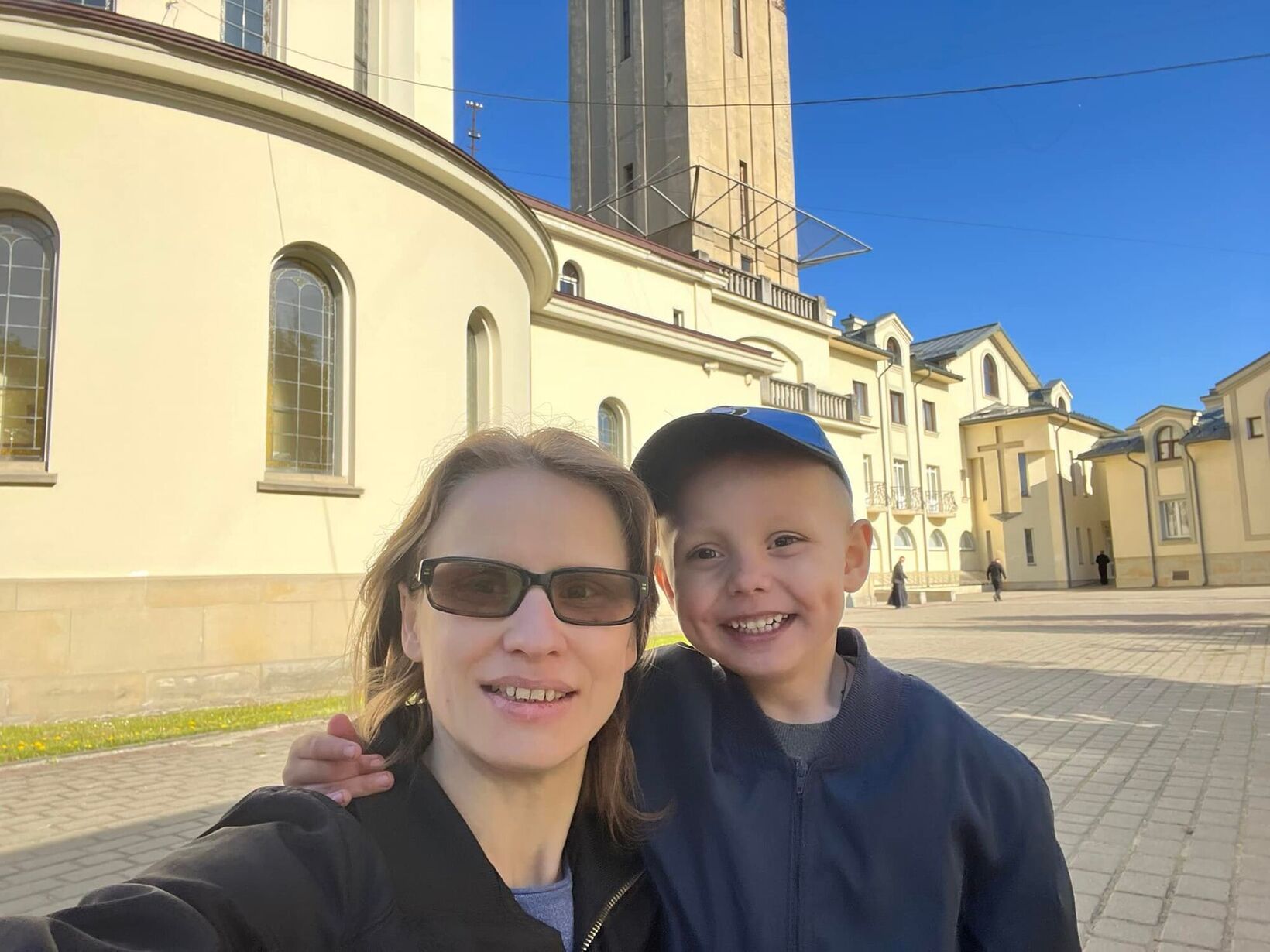 Святославчик із мамою біля храму Покрову Пресвятої Богородиці у Львові