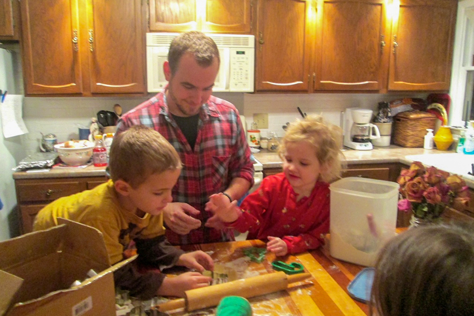 Отець Пол Кларк зі штату Міссурі, США випікає різдвяне печиво з родиною, фото з приватного архіву