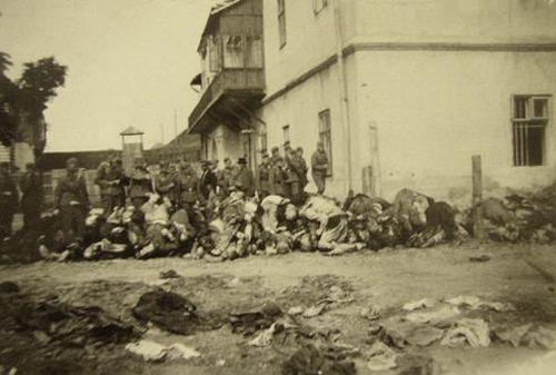 Замучені люди на подвір’ї Золочівського замку, 1941 рік