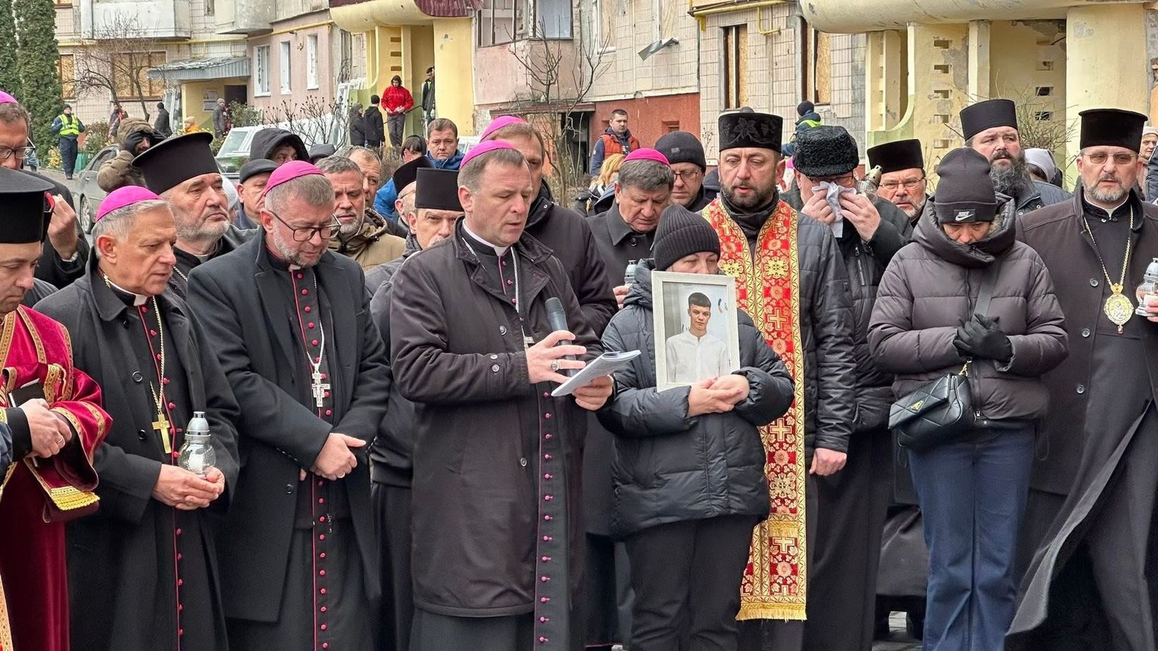 Глава УГКЦ з католицькими єпископами України на місці трагедії в Тернополі: «Ваш біль є болем усього тіла Христової Церкви» Глава УГКЦ з католицькими єпископами України на місці трагедії в Тернополі: «Ваш біль є болем усього тіла Христової Церкви»