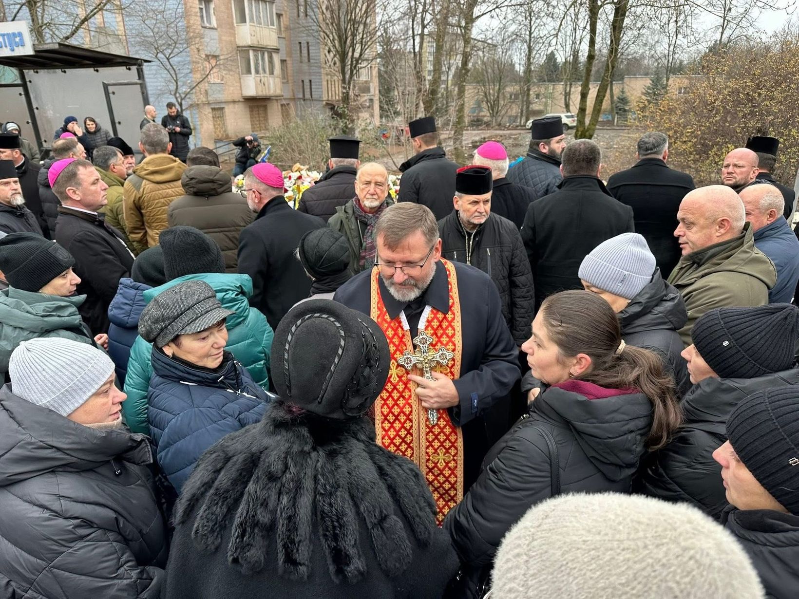 Глава УГКЦ з католицькими єпископами України на місці трагедії в Тернополі: «Ваш біль є болем усього тіла Христової Церкви» Глава УГКЦ з католицькими єпископами України на місці трагедії в Тернополі: «Ваш біль є болем усього тіла Христової Церкви»