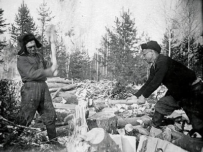 Отець Тарас Бобкович (праворуч) на лісоповалі. Сибір, 50-і роки