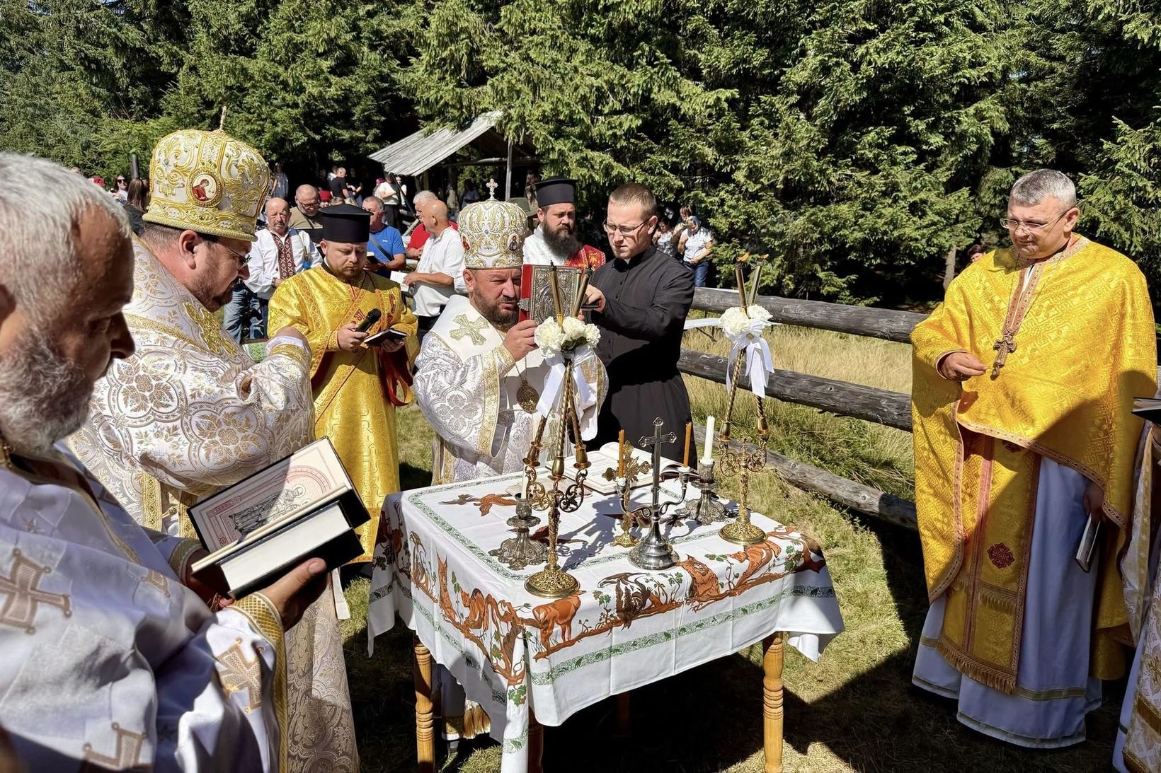 Єпископи УГКЦ та МГКЄ очолили спільну молитву в каплиці Святого Губерта в Карпатах Єпископи УГКЦ та МГКЄ очолили спільну молитву в каплиці Святого Губерта в Карпатах