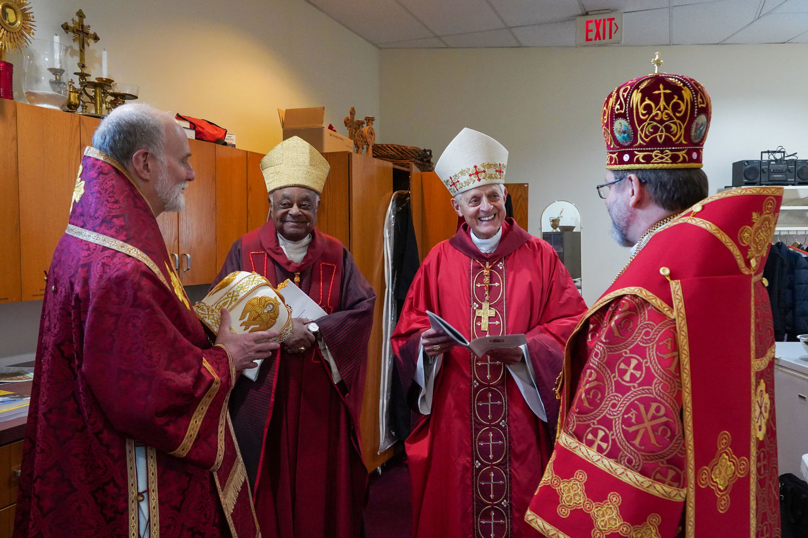 Блаженніший Святослав і митрополит Борис Ґудзяк розмовляють у Вашингтоні з кардиналом Вілтоном Ґреґорі та кардиналом-емеритом Дональдом Вюрлом