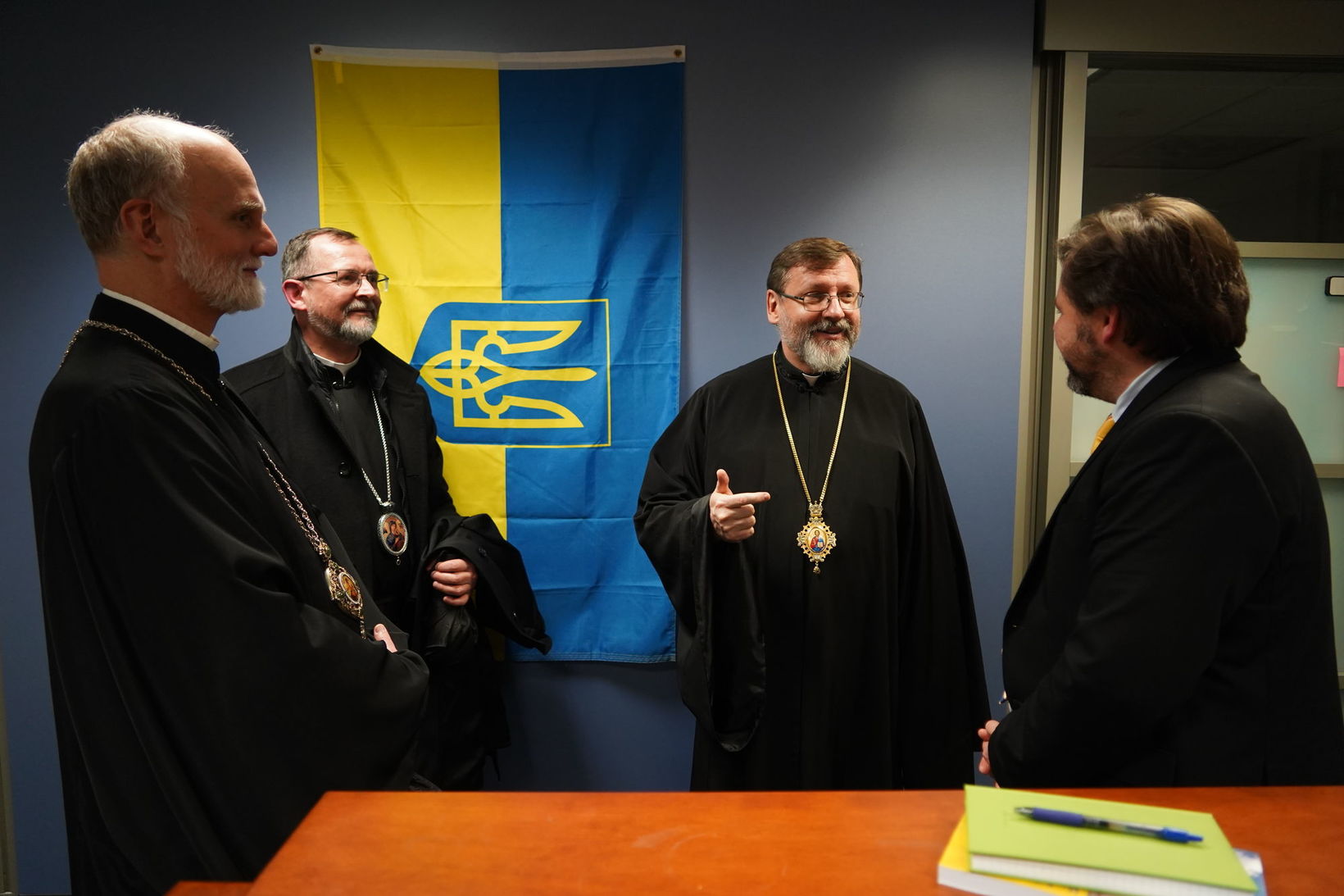 Члени Постійного Синоду у Держдепі США, де в офісах є багато українських прапорів