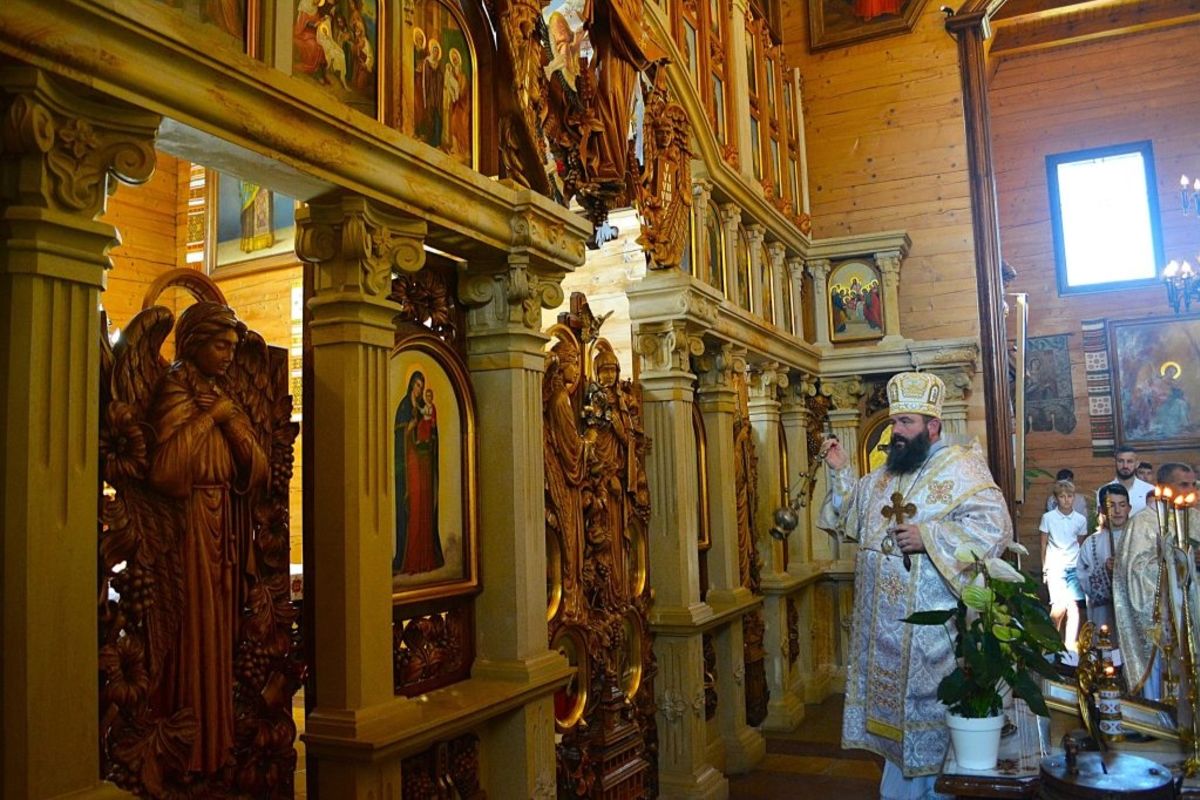 У Шептицькому освятили новий іконостас із 54 відреставрованими іконами