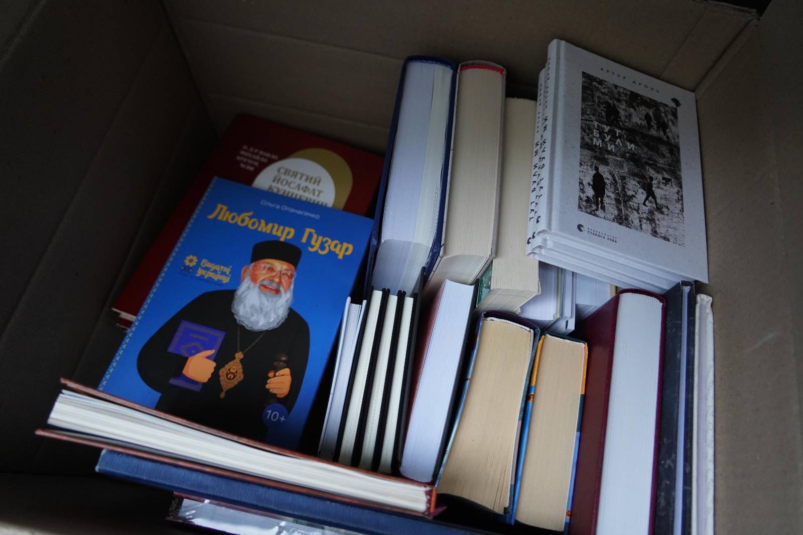 На заклик Глави УГКЦ бібліотекам Черкас передали понад тисячу україномовних книг