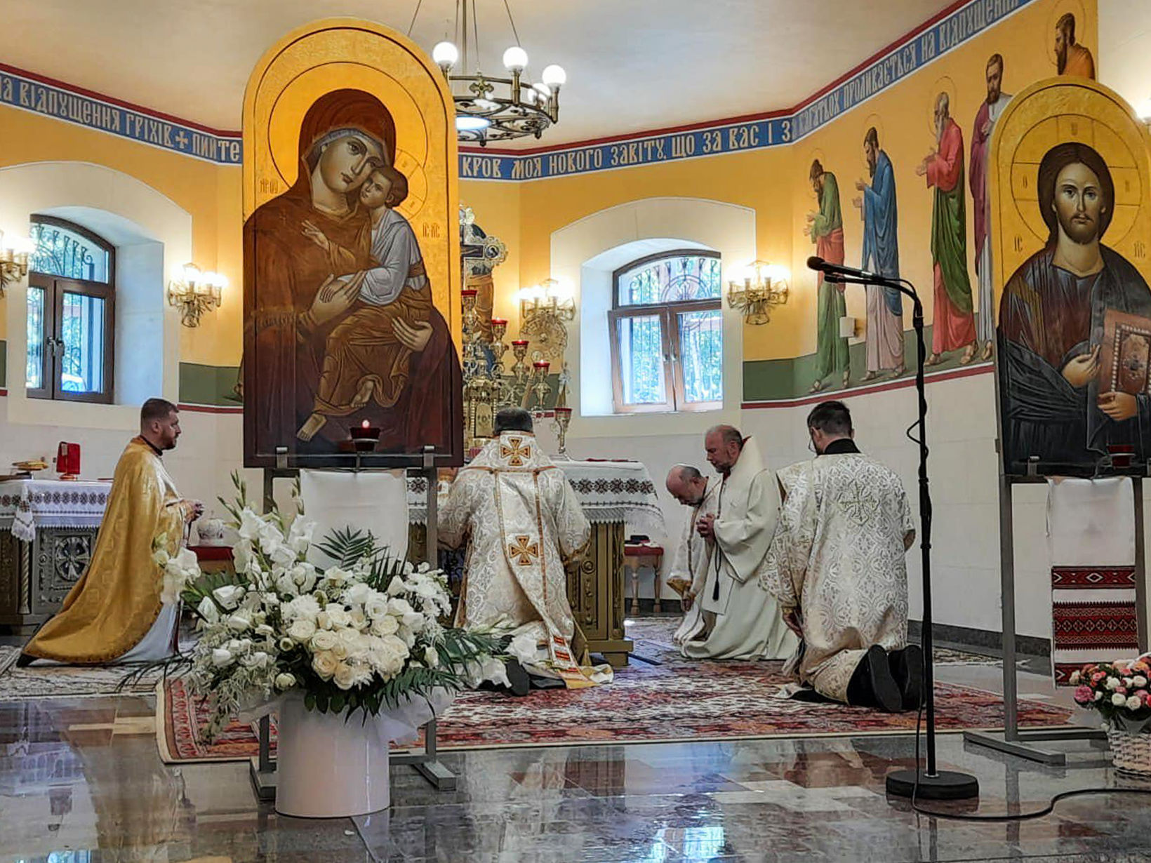 Владика Венедикт під час молитви в нижньому храмі катедрального собору Святого Миколая у Харкові, 28 липня 2022 року