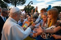 Папа Лев XIV очолив молитву на&nbsp;вервиці з&nbsp;дітьми: перший десяток присвятили українським сім&rsquo;ям