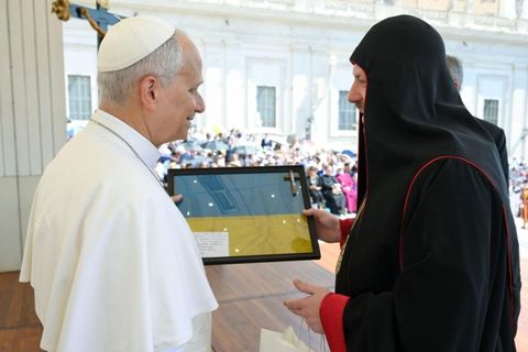 Кардинал Микола Бичок передав Папі Леву XIV подарунки від українського воїна