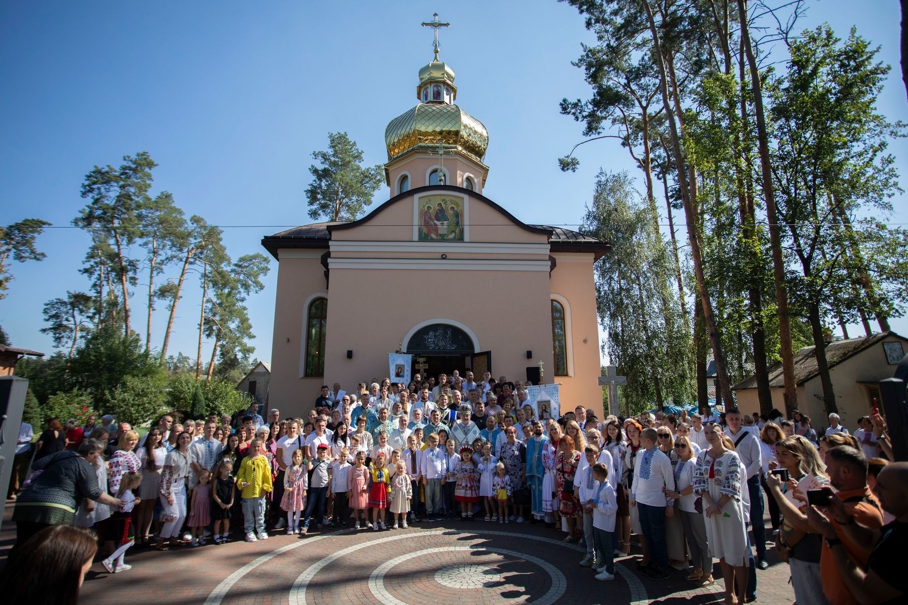 «Сьогодні не час плакати, сьогодні час дякувати Богу»: в Ірпені відзначили 25-річчя парафії