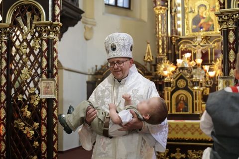 Владика Володимир Груца охрестив дітей-сиріт із Львівського будинку дитини