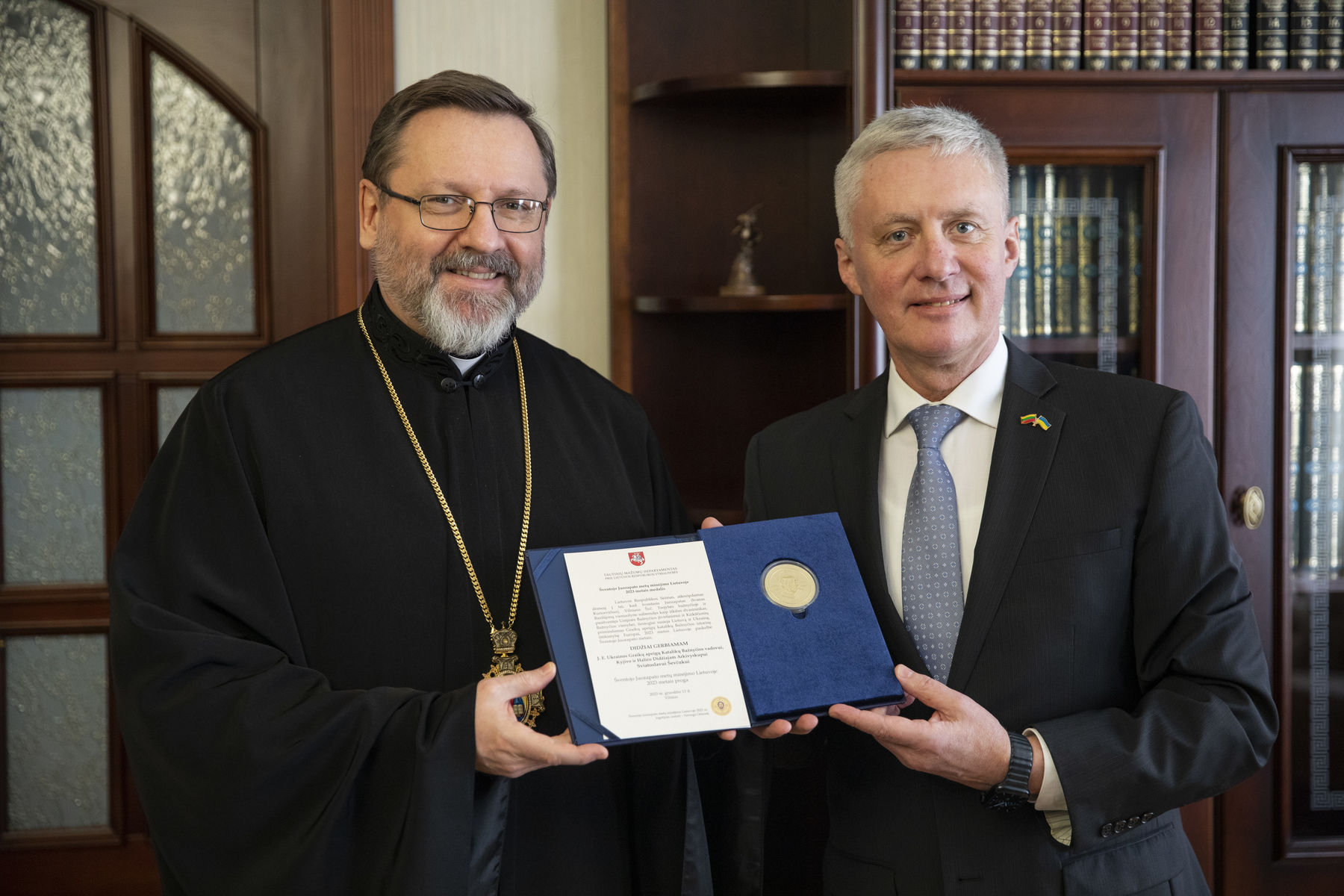 Lithuanian Ambassador presents Head of the UGCC with a commemorative medal marking St. Josaphat’s anniversary 
