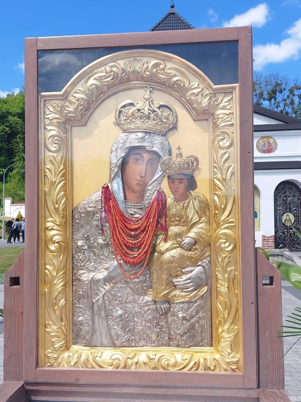 На горищі митрополичих палат в Уневі знайшли реліквії та коралі вартістю понад 10 тисяч євро На горищі митрополичих палат в Уневі знайшли реліквії та коралі вартістю понад 10 тисяч євро