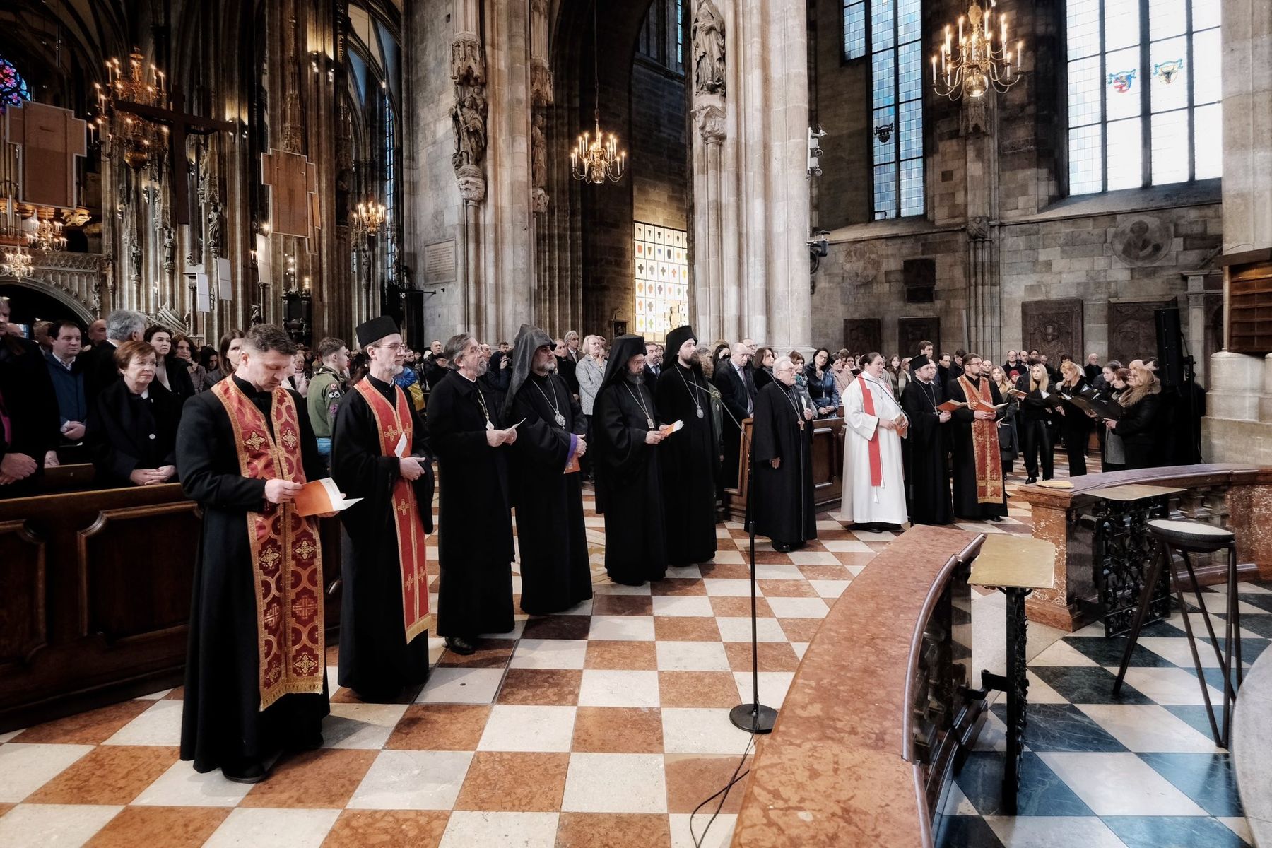 У соборі Святого Стефана у Відні молилися за Україну в 4-ту річницю повномасштабної війни У соборі Святого Стефана у Відні молилися за Україну в 4-ту річницю повномасштабної війни