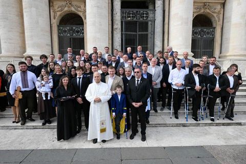 Папа Лев XIV зустрівся з українською ампфутбольною командою «Покрова АМП»