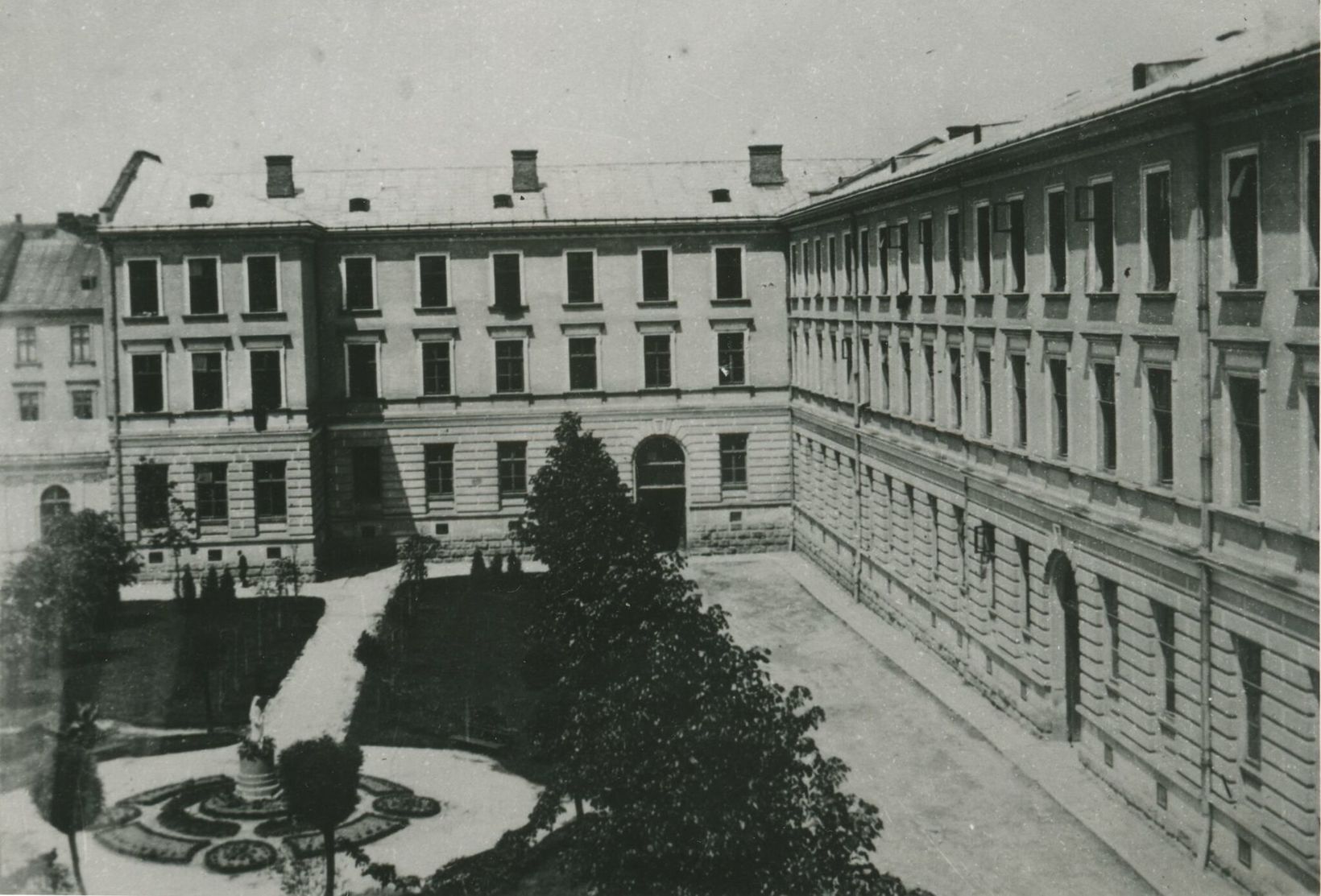 Внутрішнє подвірʼя Львівської духовної семінарії та Львівської богословської академії