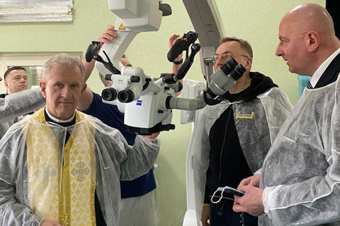 Кошти на сучасний мікроскоп для військового госпіталю зібрав ексмер Вроцлава разом з УКУ та благодійниками