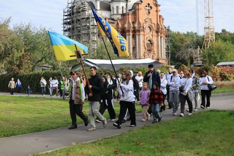 Під час пішої прощі Харків — Покотилівка молилися за покликання молоді та Україну