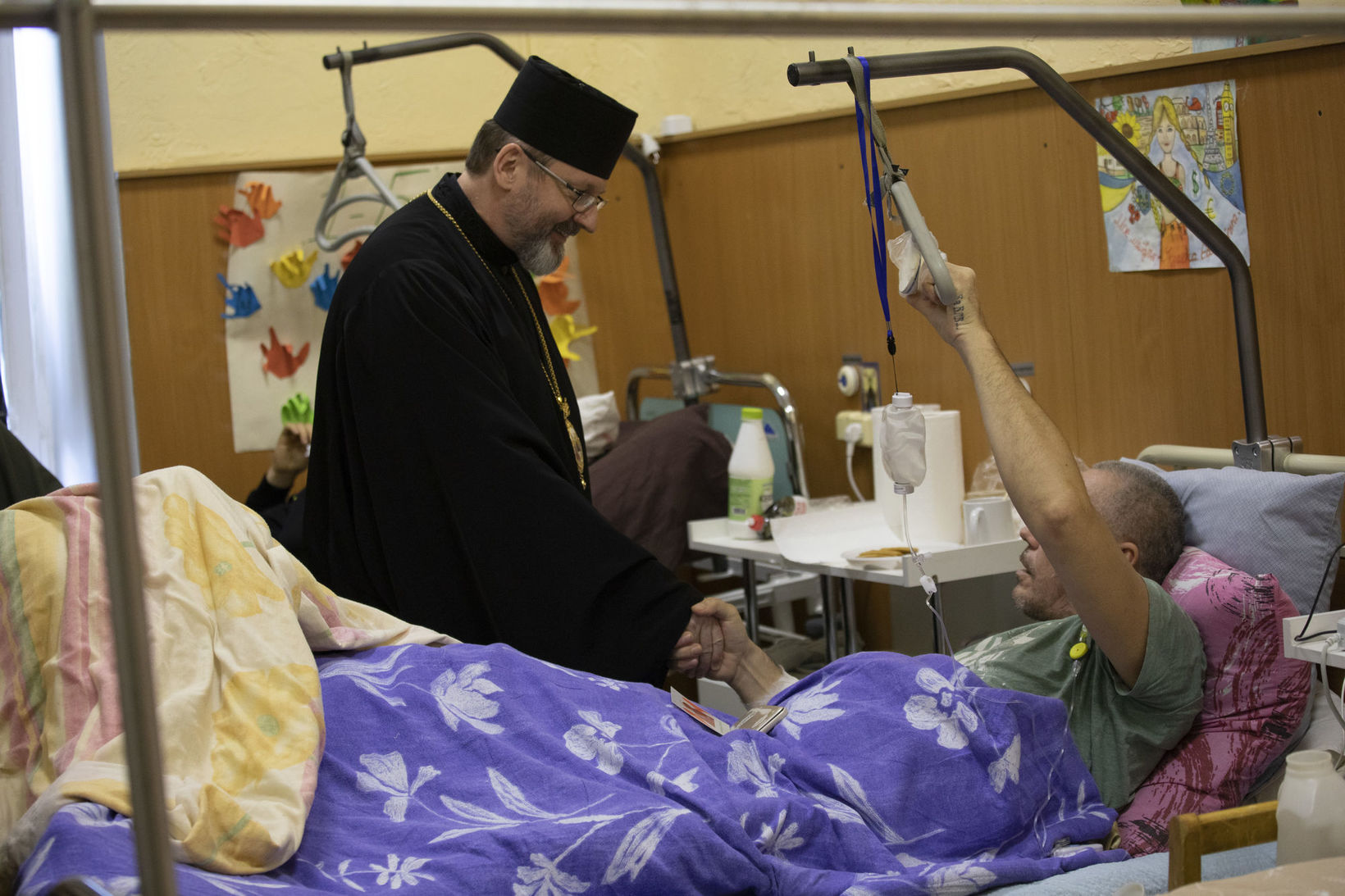 Блаженніший Святослав під час відвідин наших поранених захисників у шпиталі