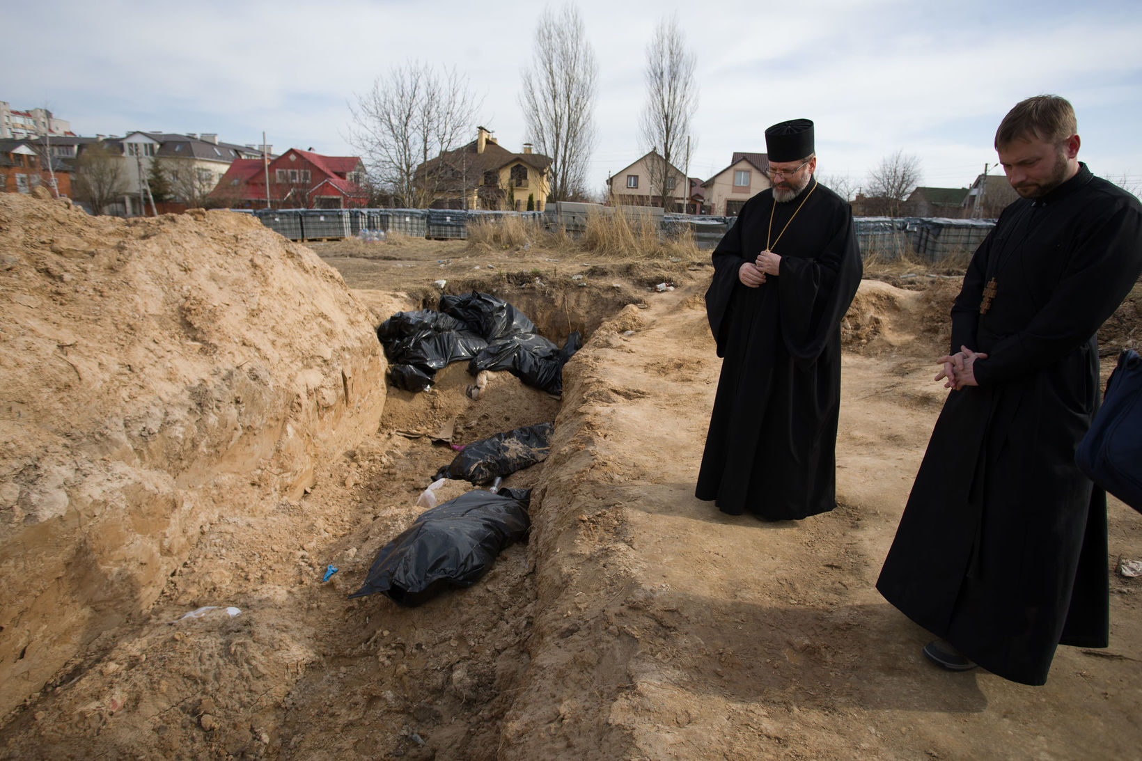 Блаженніший Святослав у Бучі біля братської могили закатованих і вбитих росіянами цивільних осіб
