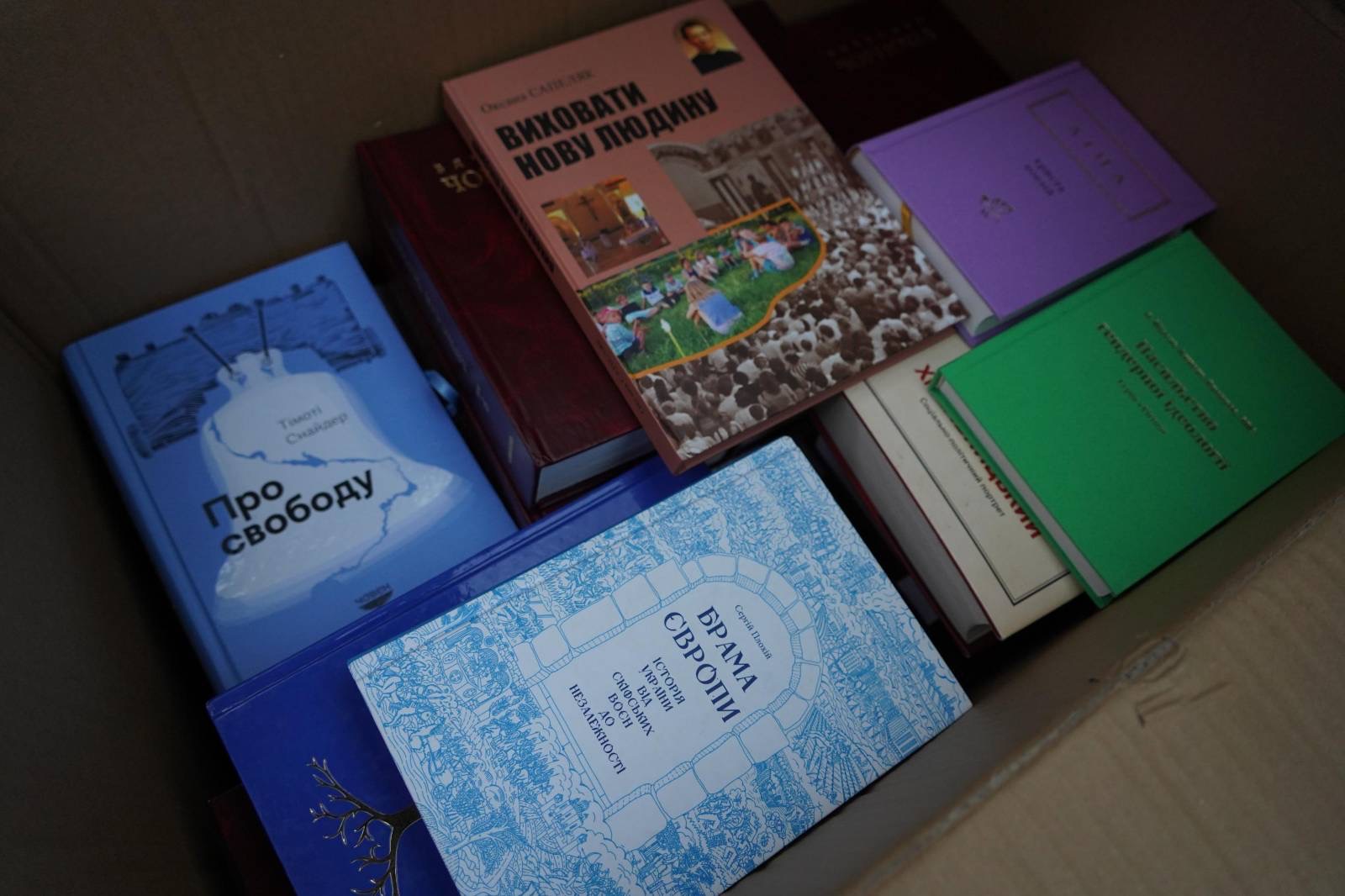 На заклик Глави УГКЦ бібліотекам Черкас передали понад тисячу україномовних книг