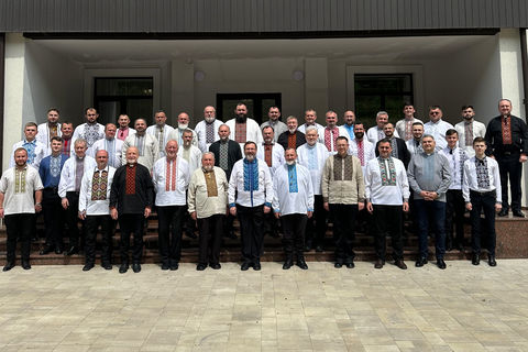 Єпископи УГКЦ з усієї України зробили в Зарваниці спільне фото до Дня вишиванки