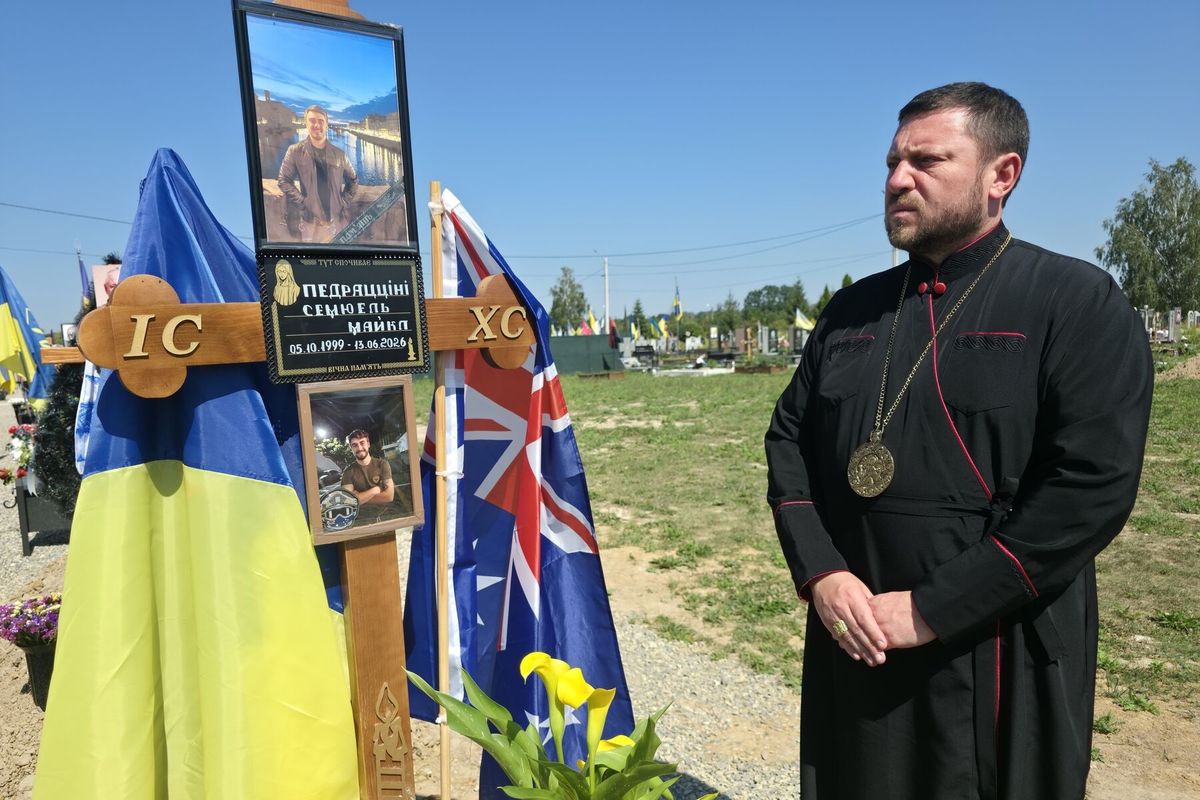 Владика Микола кардинал Бичок помолився на могилі австралійського воїна, який віддав життя за Україну