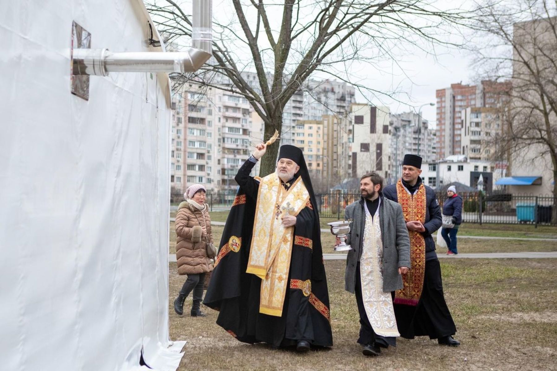 Єпископ Йосиф Мілян у Києві освятив пункт незламності й осередок Карітасу