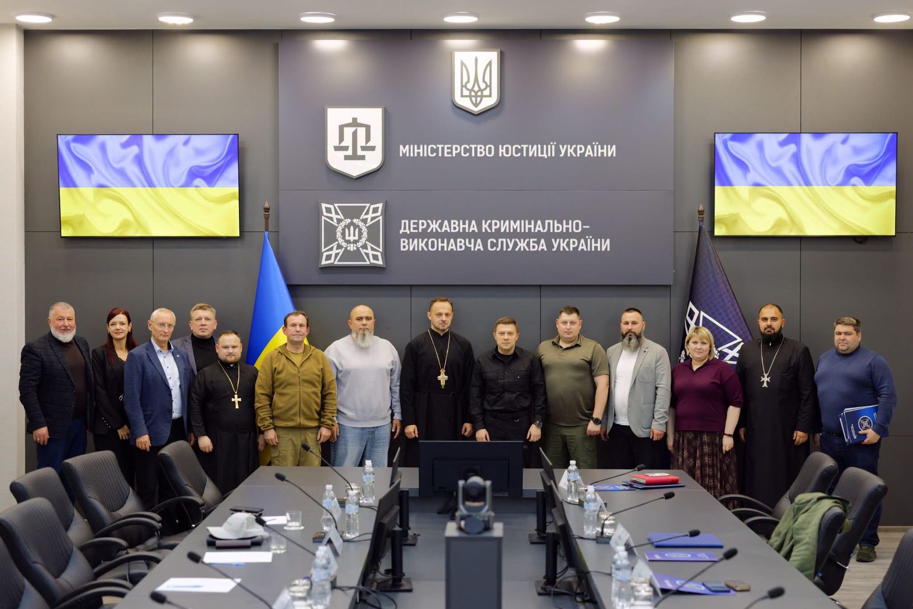 В Україні обговорили можливість запровадження штатних капеланів у в’язницях