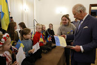 Українські діти передали принцу Чарльз свої малюнки і напис «Stop Putin», фото: Jamie Lorriman for the Telegraph