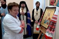 У лікарні Мечникова в Дніпрі помолилися перед іконою з мощами святого Володимира