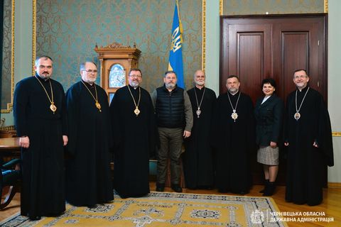 Члени Постійного Синоду УГКЦ зустрілися з головою Чернівецької ОВА