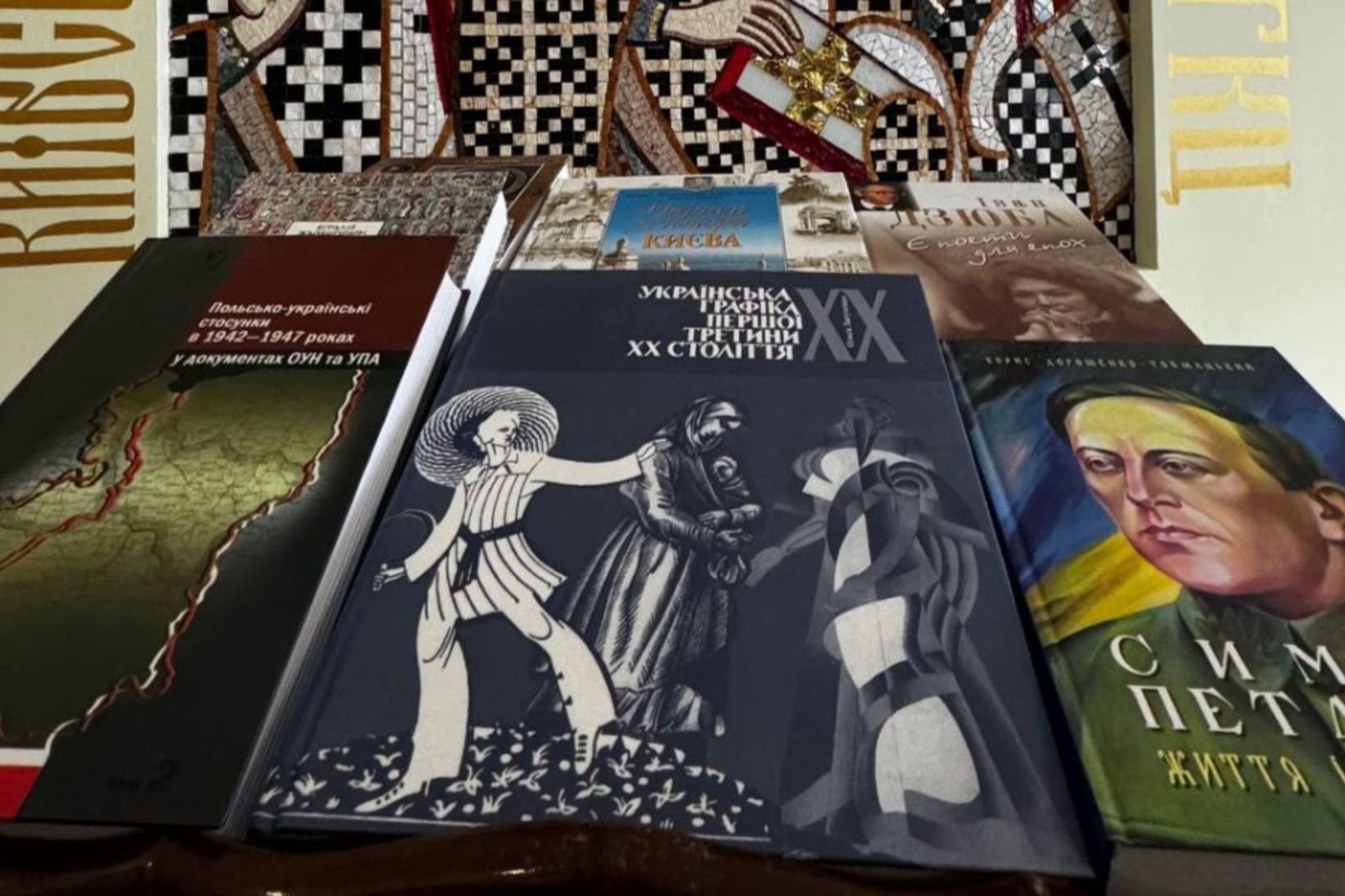 На заклик Глави УГКЦ бібліотекам Черкас передали понад тисячу україномовних книг