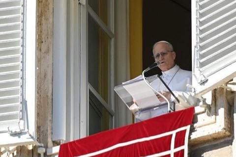 «Нехай замовкне зброя і припиняться руйнування в Україні» — Папа Лев XIV