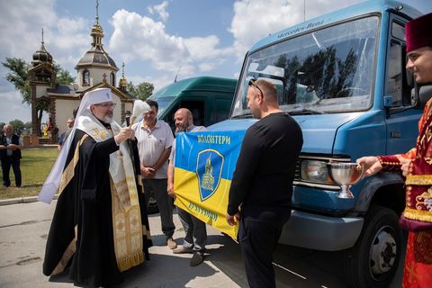 Блаженніший Святослав у Чорткові освятив хоругву військової частини та благословив техніку для потреб захисників України