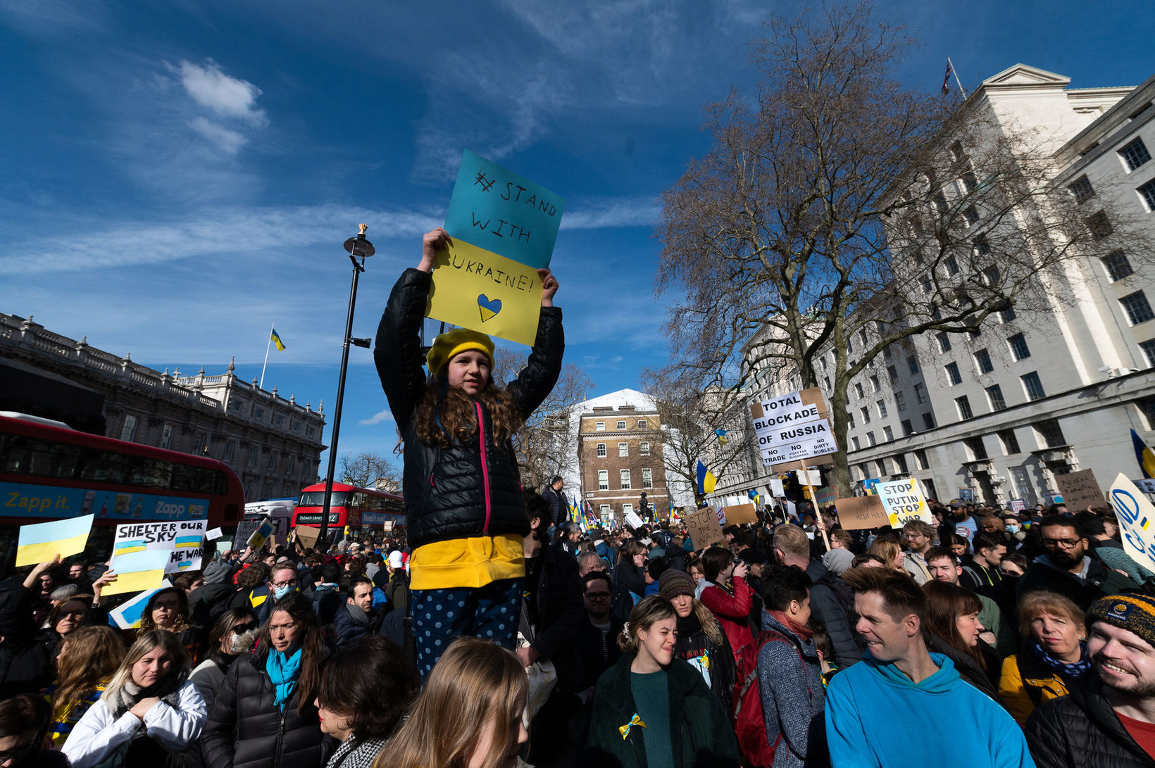 Протестна акція «Stand With Ukraine» на Даунінг-стріт, 10 в Лондоні, 26 лютого 2022 року, фото: Mazur / cbcew.org.uk