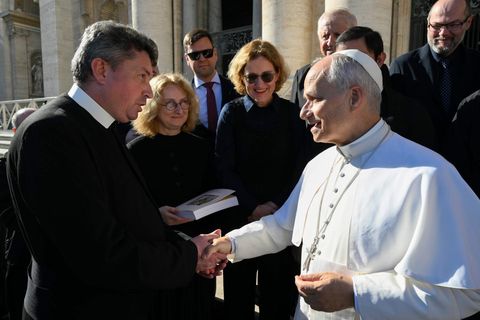 Папі Леву XIV подарували книгу про святого священномученика Йосафата