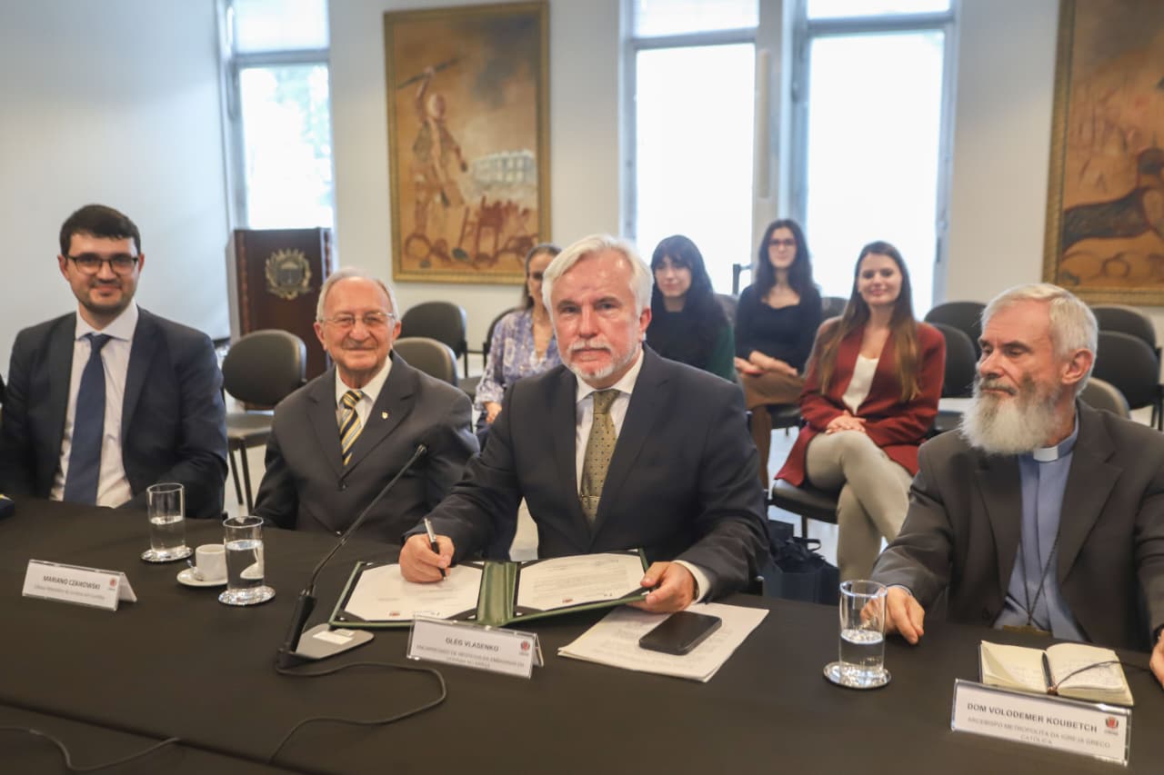 За участі митрополита УГКЦ у Куритибі підписано меморандум щодо впровадження української мови у місцевих школах За участі митрополита УГКЦ у Куритибі підписано меморандум щодо впровадження української мови у місцевих школах